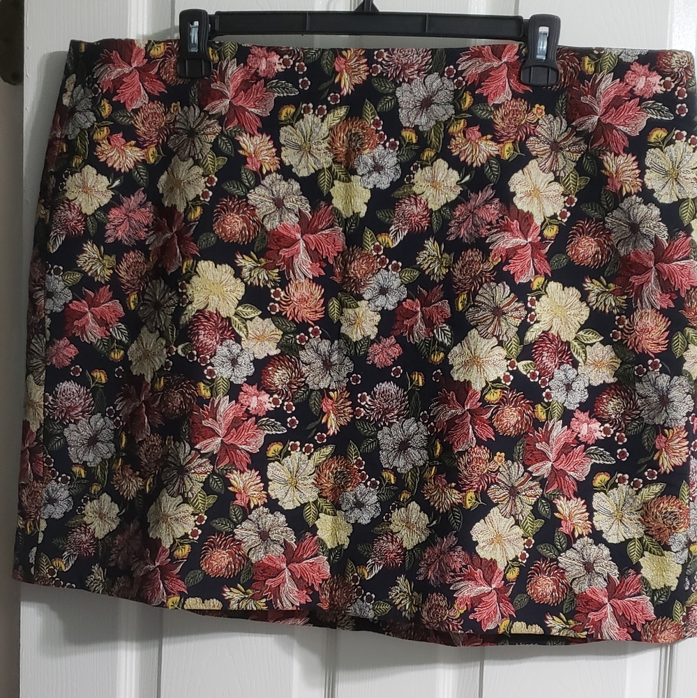 NAVY BLUE BOUQUET...NWT..LOFT PLUS..22, SKIRT, NAVY W/ MULTICOLORED